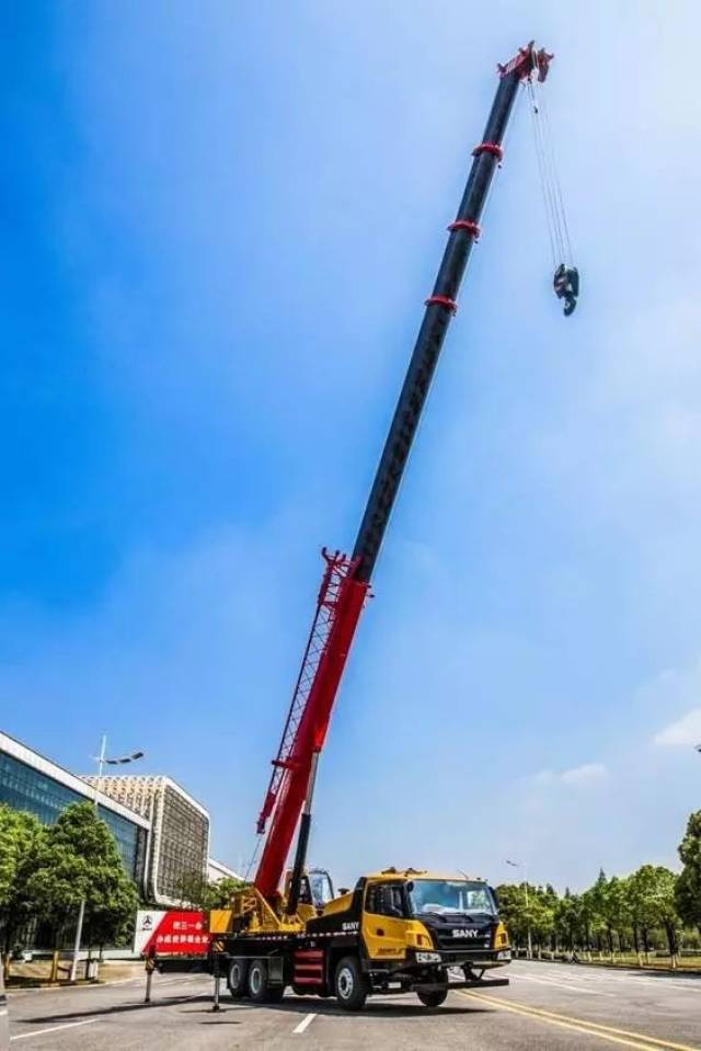 三一吊车25吨最新款，五节臂技术的卓越表现