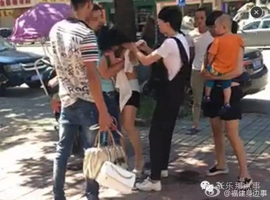 打小三扒衣服最新视频，揭示背后的真相与道德反思